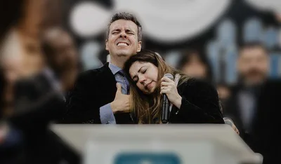 Jackson e Talita emocionam fiéis ao testemunhar sobre autismo do filho