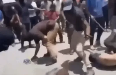 Terroristas do Hamas espancam civis por receberem doações de alimentos