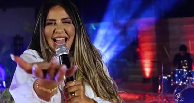 Renálida Carvalho pede pix do valor da idade em live com 15 mil pessoas