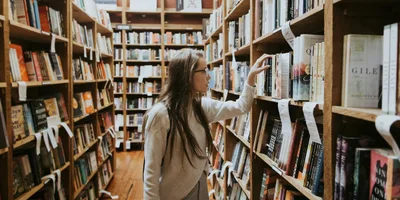 Câmara de Rio Branco aprova lei que permite Bíblias em bibliotecas de escolas