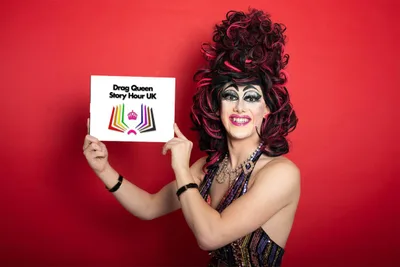 Turnê de ‘drag queen’ em escolas para crianças provoca protestos no Reino Unido