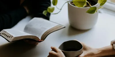 Desvendando os princípios teoterapêuticos rumo ao autoconhecimento e à vitória espiritual