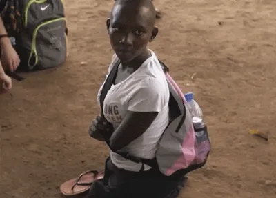 Menina que nasceu sem pernas e com apenas um braço testemunha sobre o amor de Deus