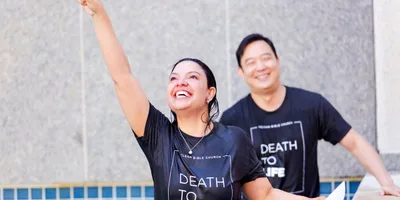 Igreja separa um dia inteiro e batiza 586 pessoas, nos EUA
