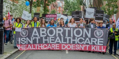 Marcha Pela Vida reúne centenas contra o aborto no centro de Londres