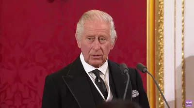 "Oro pela orientação e ajuda do Deus Todo-Poderoso", diz Charles ao ser proclamado rei