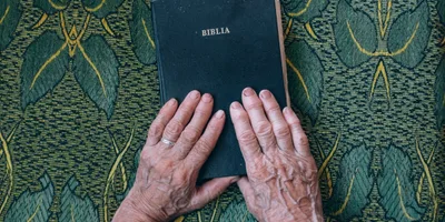 Igreja e fé em Deus prolongam a vida mais que dieta e exercício, diz especialista