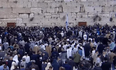 Judeus fazem Jejum de Ester e oram por reféns no Muro das Lamentações