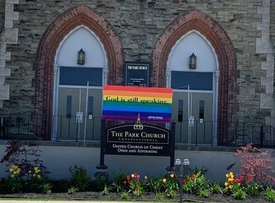 Igreja nos EUA convida drag queens para culto de Pentecostes