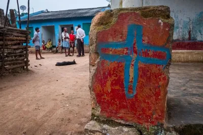 Cristão são torturados e obrigados a posar como Cristo na cruz, na Índia