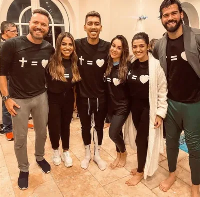 Atacante Roberto Firmino é batizado nas águas em Liverpool