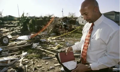 Homem se entrega a Jesus após sobreviver a tornado: "Quero testemunhar o que Deus fez"