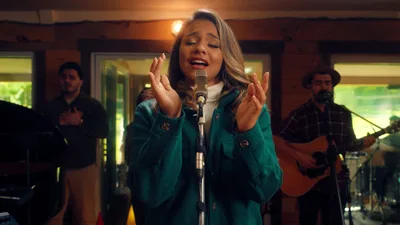 Julia Vitória lança "Tua Presença", de seu novo projeto