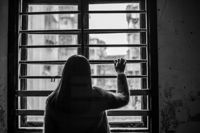 Solidão, mulher e redes sociais
