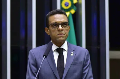 Pastor Otoni de Paula comemora pré-candidatura ao som de Xande Revelação