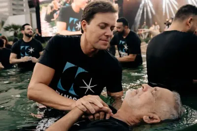 André Valadão celebra batismo de mais de 2 mil pessoas na Lagoinha Alphaville