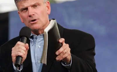 Franklin Graham recebe alta e diz que o sucesso da cirurgia foi a oração