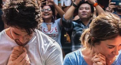 Alexandre Pato e Rebeca Abravanel são batizados na igreja Hillsong, em SP