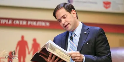 Ateus se unem para impedir que senador cristão cite a Bíblia