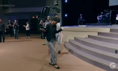Jovem paralítica levanta da cadeira de rodas após oração: "Deus tem a palavra final"