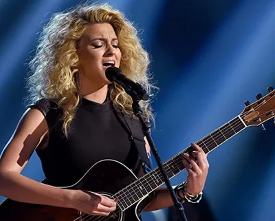 Tori Kelly incentiva leitura da Bíblia e a fé 'fundamentada na verdade'