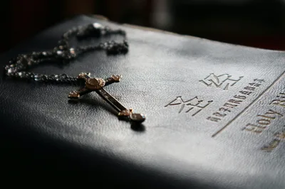 Cristão demitido por usar colar de cruz é indenizado por discriminação religiosa