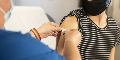Hospitais dos EUA suspendem cirurgias trans em menores após decreto de Trump