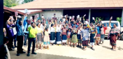 Bíblias são doadas para cristãos no Laos, na Ásia