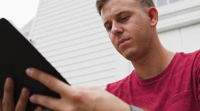 "O passado não me define mais", diz ex-gay que se converteu após orações da mãe