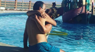 Pastor Silas Malafaia aparece aos beijos com a esposa na piscina