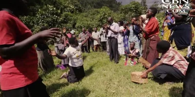 Missionários levam pigmeus a Jesus e plantam igreja entre tribo em Uganda: ‘Vidas mudadas’