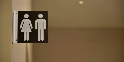 Justiça suspende lei que garantia a igrejas manter banheiros por sexo biológico em BH
