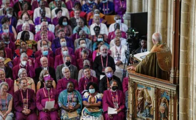 Maioria dos anglicanos rejeita arcebispo que abençoou união homossexual