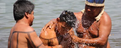 Mais de 40 indígenas descem às águas em batismo no Rio Tocantins