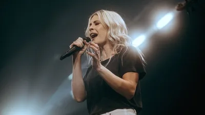 Jenn Johnson da Bethel Music exorta a retornar à essência da adoração