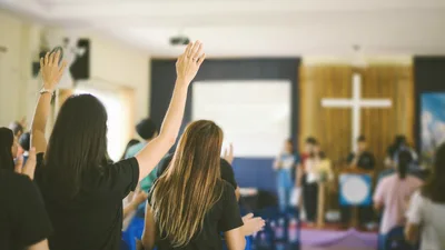 Pesquisa aponta que igrejas evangélicas latinas crescem mais que as americanas
