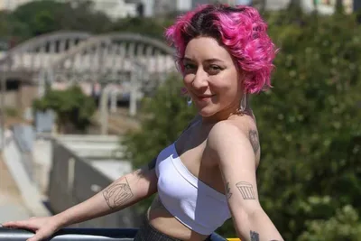 Bissexual, Clara Tannure diz que pegava as amigas do Diante do Trono Kids