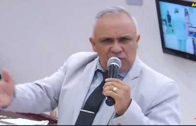Pastor revela adultério da irmã, que estava pegando marido da amiga