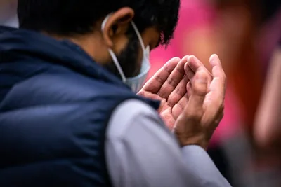 Muçulmano vai a igreja para confrontar cristãos e se rende a Jesus: "Ouvi que Deus me ama"