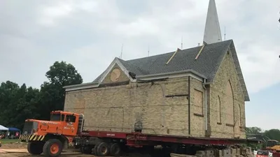 Templo de 121 anos é levado de caminhão para nova localidade