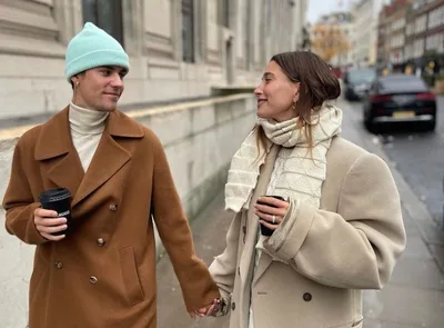 ‘Deus a tem na palma de suas mãos’, diz Justin Bieber sobre a esposa