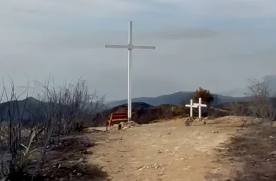 Cruz de madeira escapa ilesa de incêndio e vira símbolo de fé