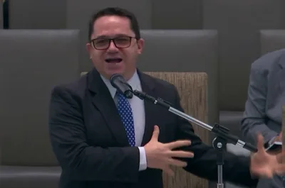 Pastor condena comportamentos gay na igreja: "Comece mudando essa calça apertada"