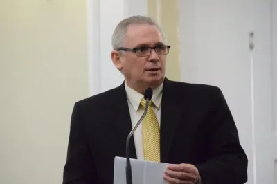 Pastor gravado pressionando obreiros por votos já teve mandato cassado por "abuso de poder religioso"