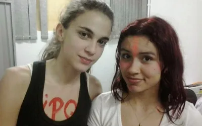 Estudantes detidas por beijo gay em culto pedem indenização de R$ 2 milhões a Feliciano