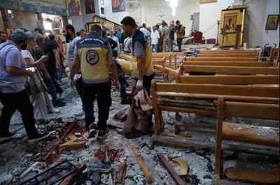Missa termina em tragédia: homem-bomba ataca igreja cristã e mata 25