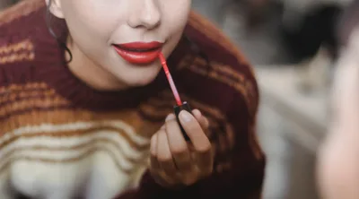 É seguro experimentar batons nas lojas de maquiagem?