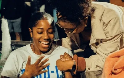 Após evangelismo, alunos são batizados em tanque improvisado
