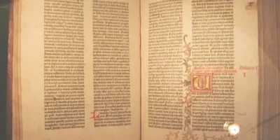 Bíblia de Gutenberg é avaliada em torno de US$300 milhões e doada a uma universidade, nos EUA