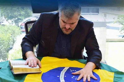 Rinaldi Digilio enfrenta a esquerda para conceder honraria a Michelle Bolsonaro